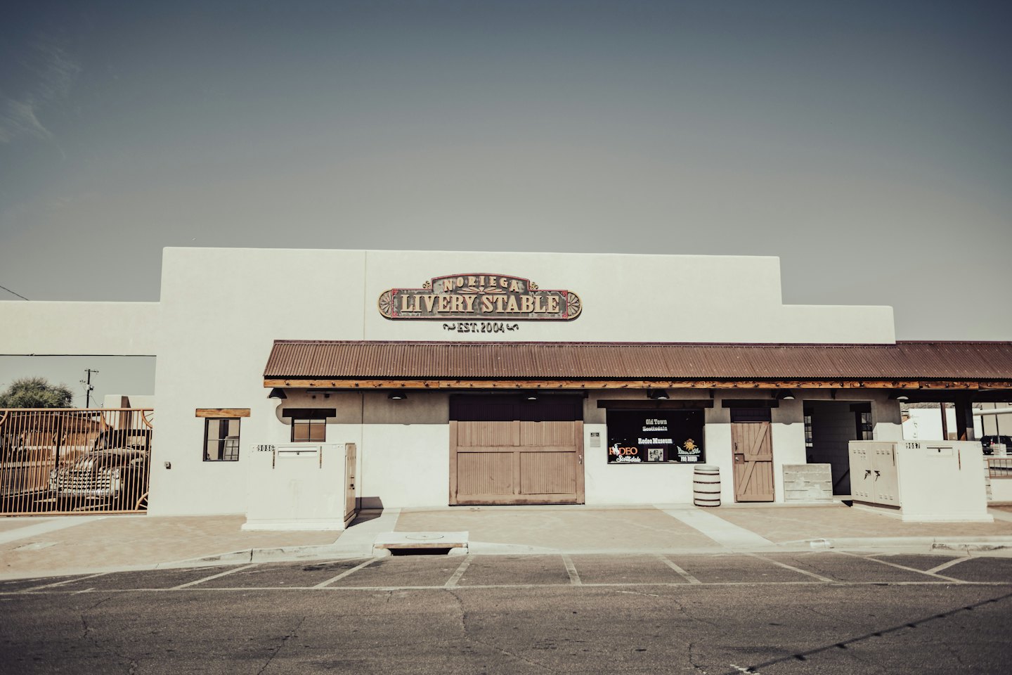 Edificio Noriega Livery Stable con letreros de museo y souvenirs.